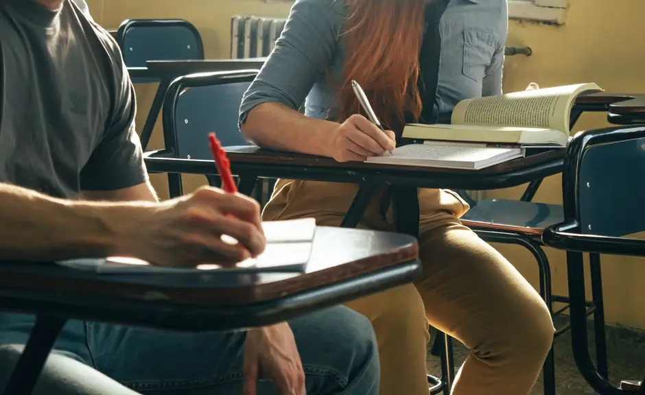 Peserta bimbel mengerjakan latihan dan mengevaluasi hasil belajar